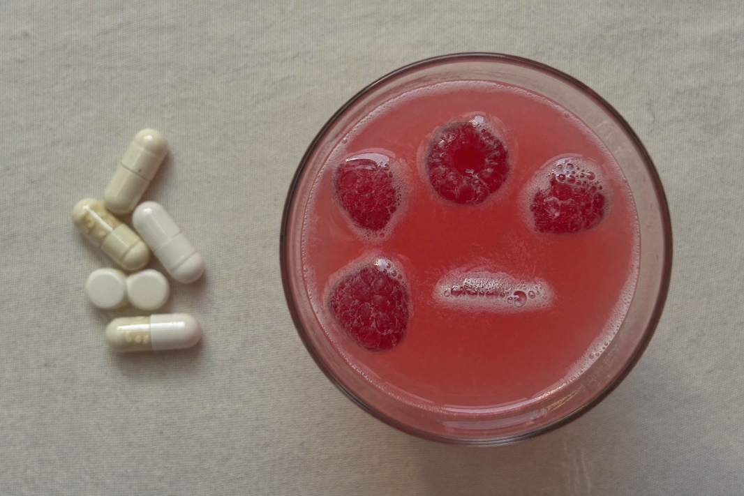 Illustration comparant l'absorption d'un complément en boisson et en gélules